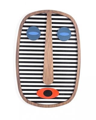 Moderne afrikanische Maske als Wandschmuck, Umasqu Design mit Streifen, Holz und farbigen Akzenten.